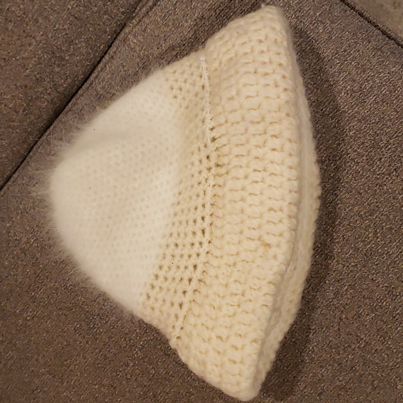 Angora rabbit fur and wool mix hat - Picture 2 of 3